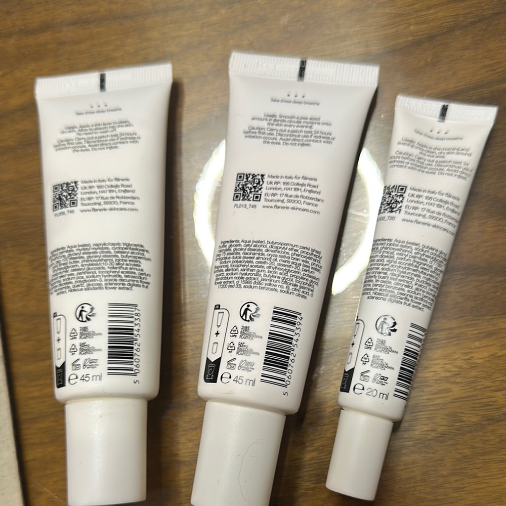 Flânerie Skincare Trio with Green and White Packaging - Picture 6 of 6